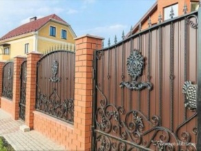Кирпичный забор с ковкой  150 метров фото в Мишеронском