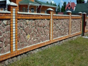 Кирпичный забор с камнем 12 метров фото в Мишеронском