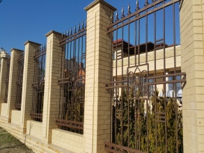 Кирпичный забор с ковкой  10 метров фото в Мишеронском
